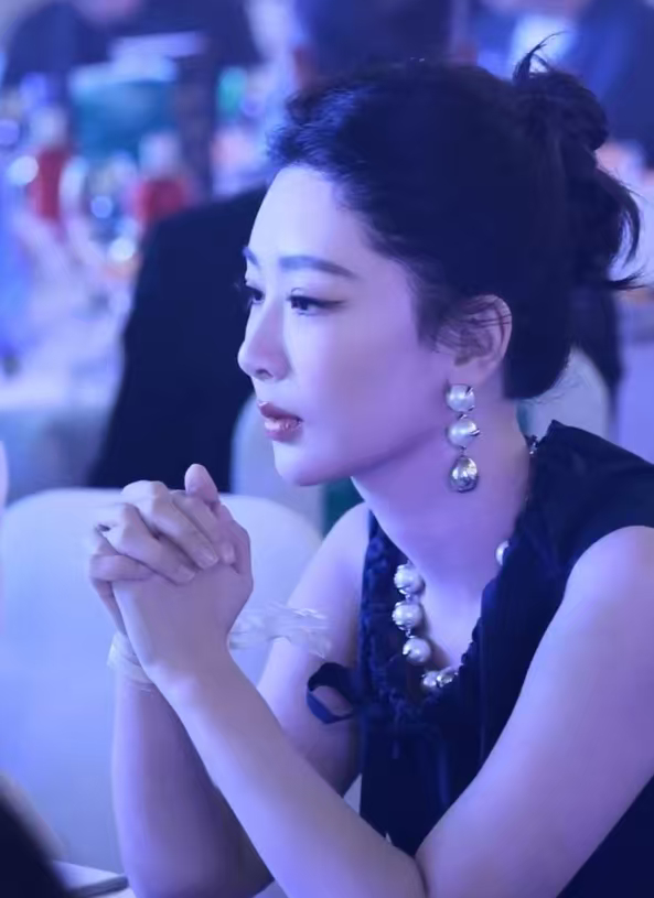 白玉兰提名晚宴杨紫一袭简约小黑裙从容亮相，气质沉稳大方，此次她凭借剧集《生命树》