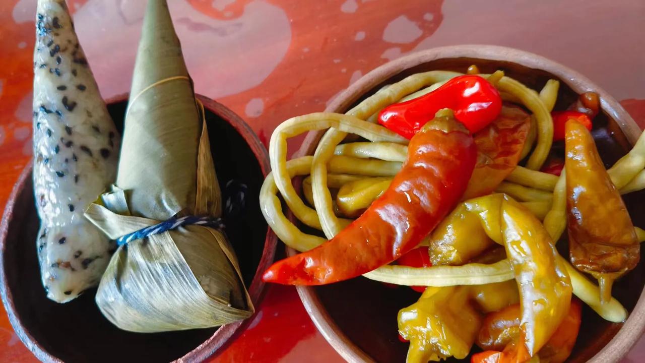 粽子加咸菜
咸菜是咸豇豆与咸辣椒，粽子是邻居侄子家送来的，秋天的早餐，配上稀饭，