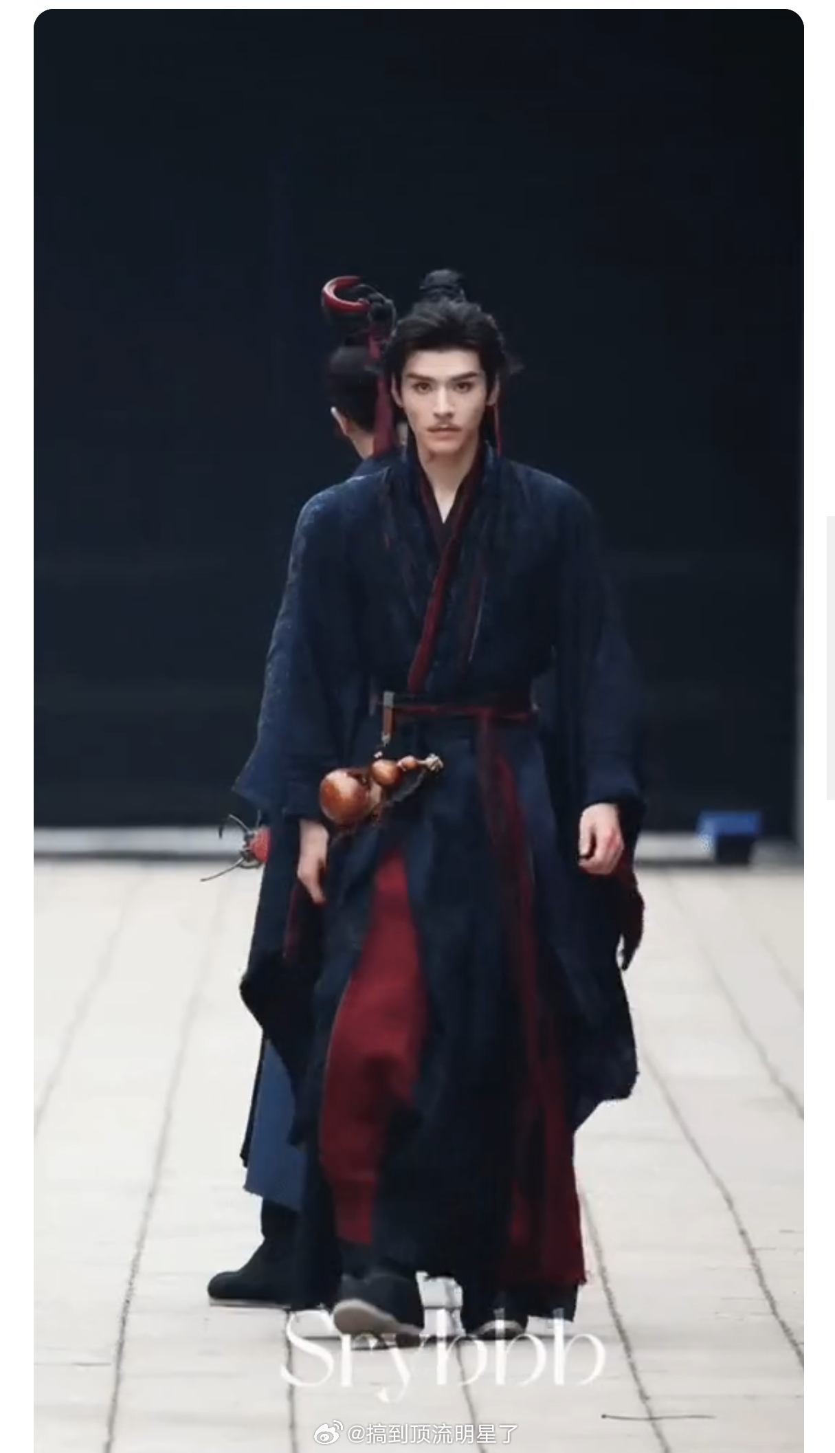 真的很难不认同给龚俊搞个落地的帝王将相本子吧，我经常都在感叹他对角色的塑造能力，
