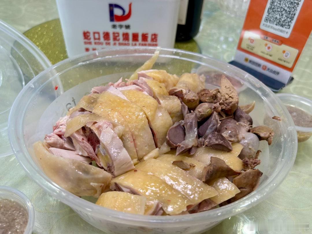 今天，我們再次光顧了蛇口的老字號德記燒臘飯店。我們先到蛇口市場採購了各類新鮮海鮮