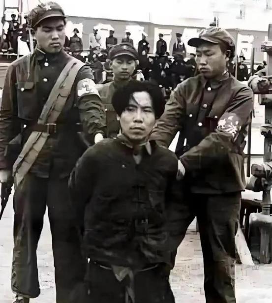 1954年，飞贼段云鹏落网，毛主席得知后，忍不住调侃道：“他不是号称‘飞贼’，会