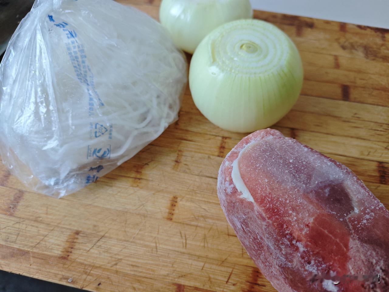 家庭煮夫上线，今日份晚餐洋葱炒粉条。

实在是想不起来吃什么，只好就地取材，家里