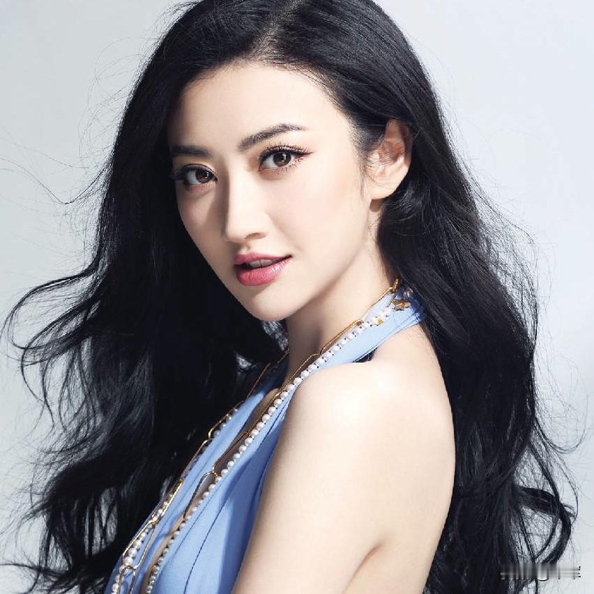 很多女明星其实靠自己拍戏已经能过上富裕生活了，真没必要为了钱出卖自己的灵魂，找一