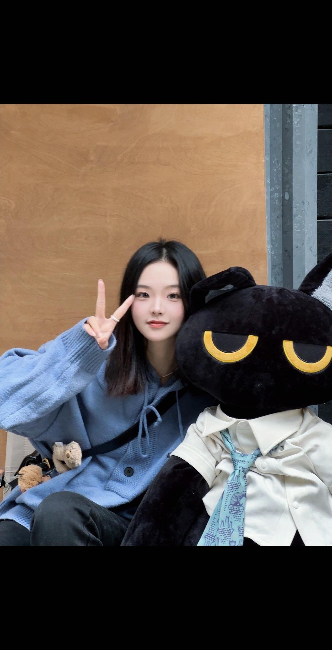 学了那么多姿势😲最后伸出两根手指✌️
