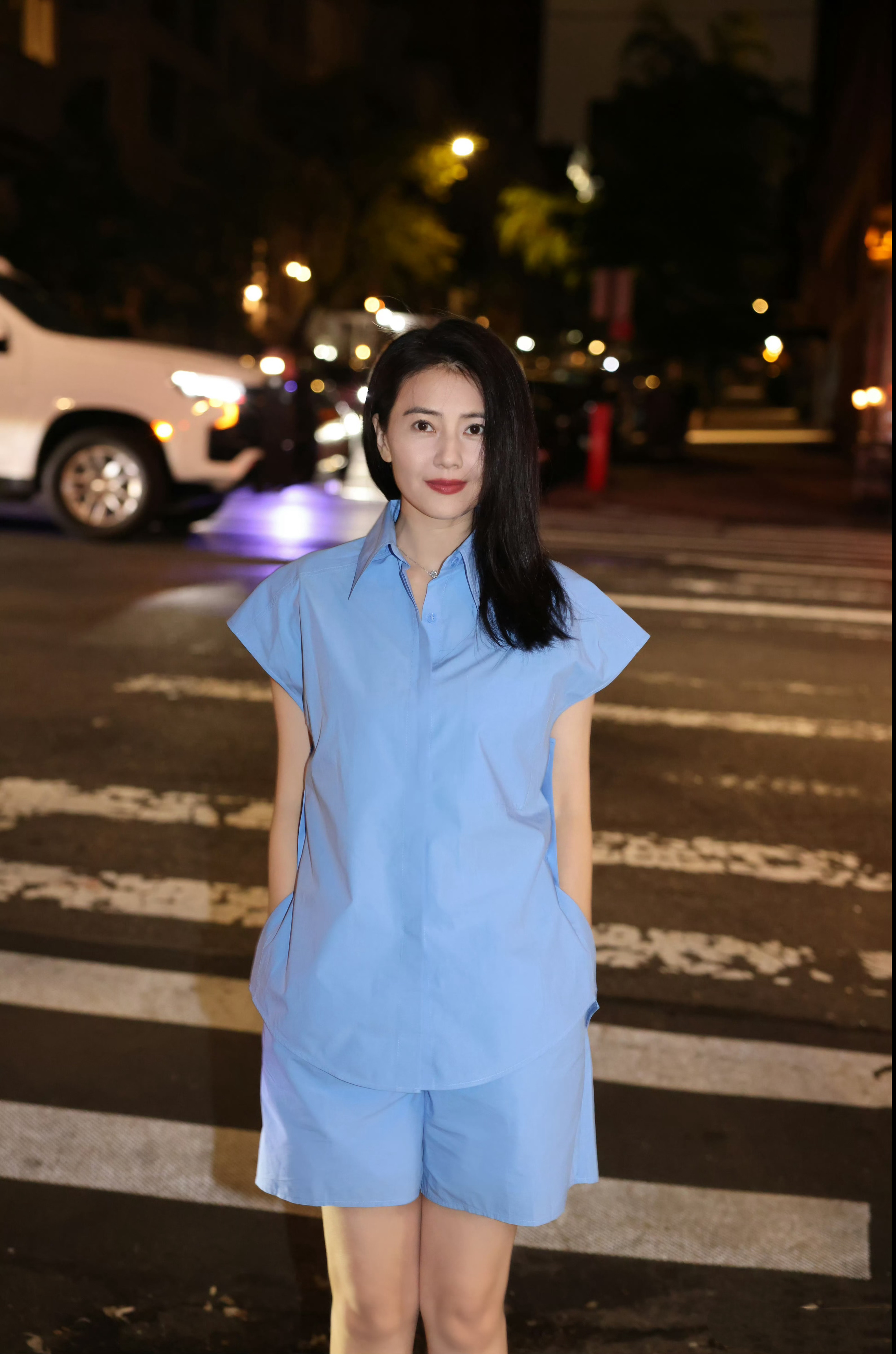 姐姐夜晚街头自在漫步，慢慢看懂发朋友圈背后混杂的两种心境：一边是本能渴望被看见，