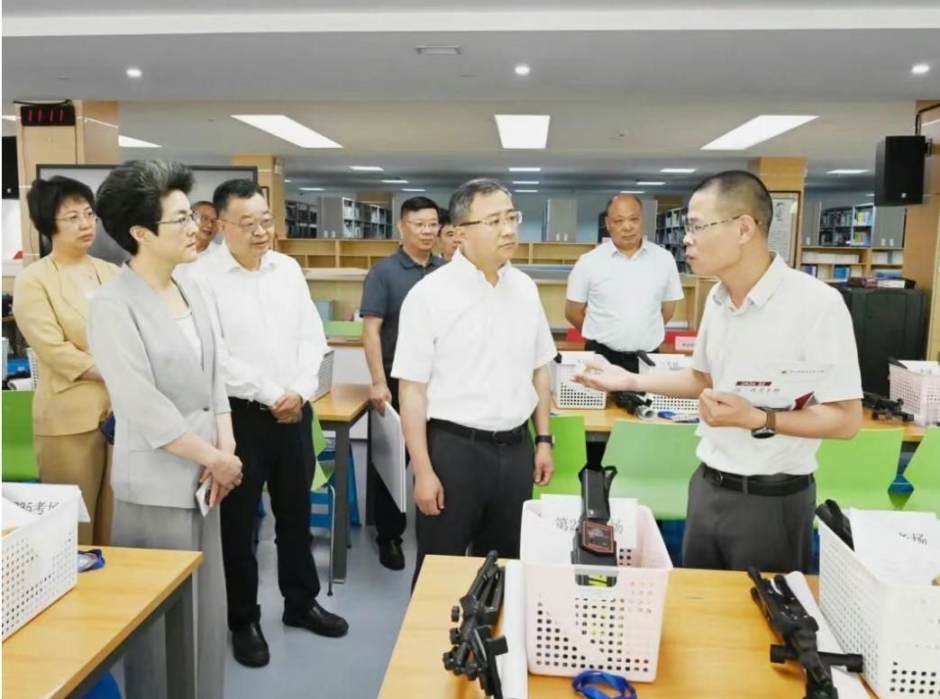 江苏常州国家高新区党工委（区委）书记石旭涌，6月5日来到奔牛高级中学、新桥高级中