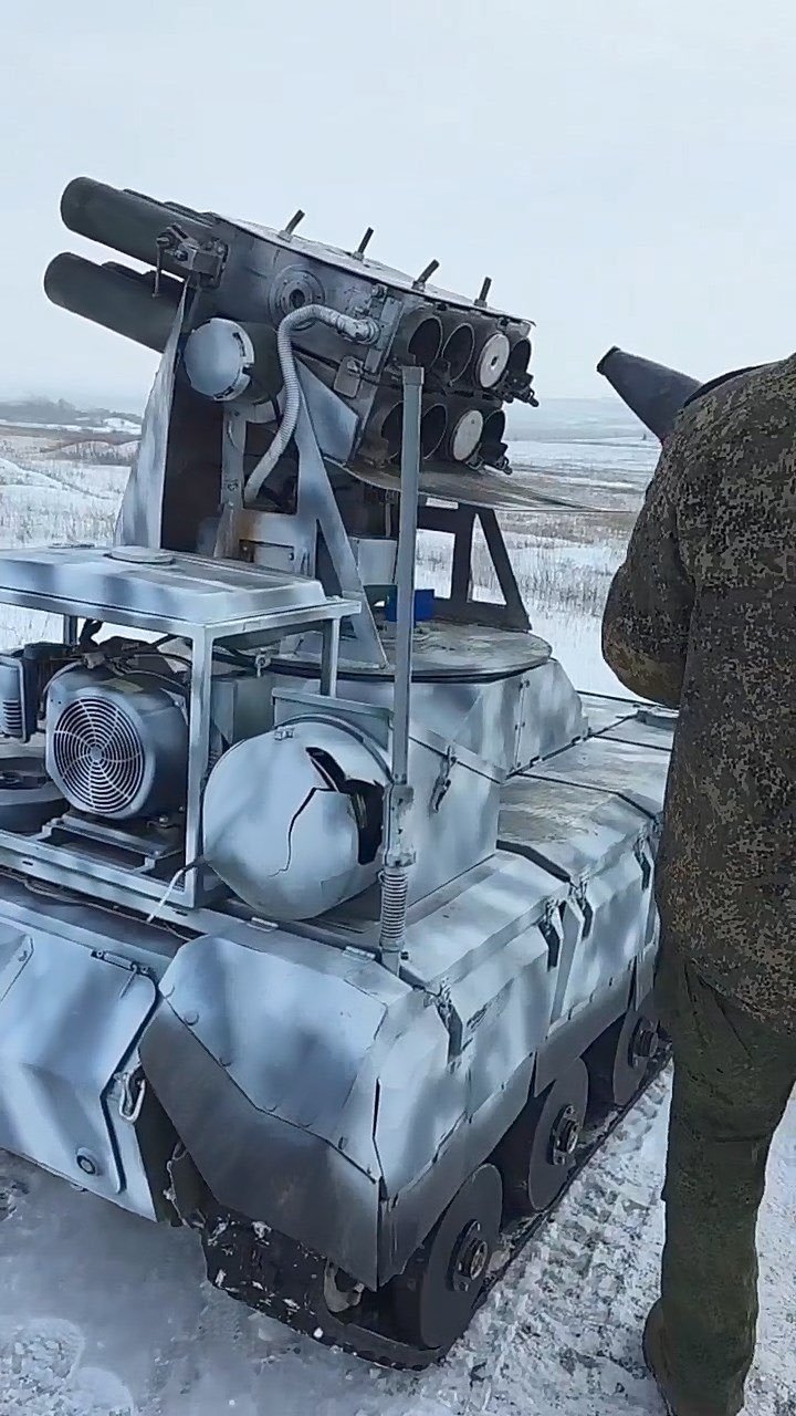 俄乌局势新进展 俄乌前线俄军最新手搓107毫米无人自行火箭炮，将朝鲜75式107