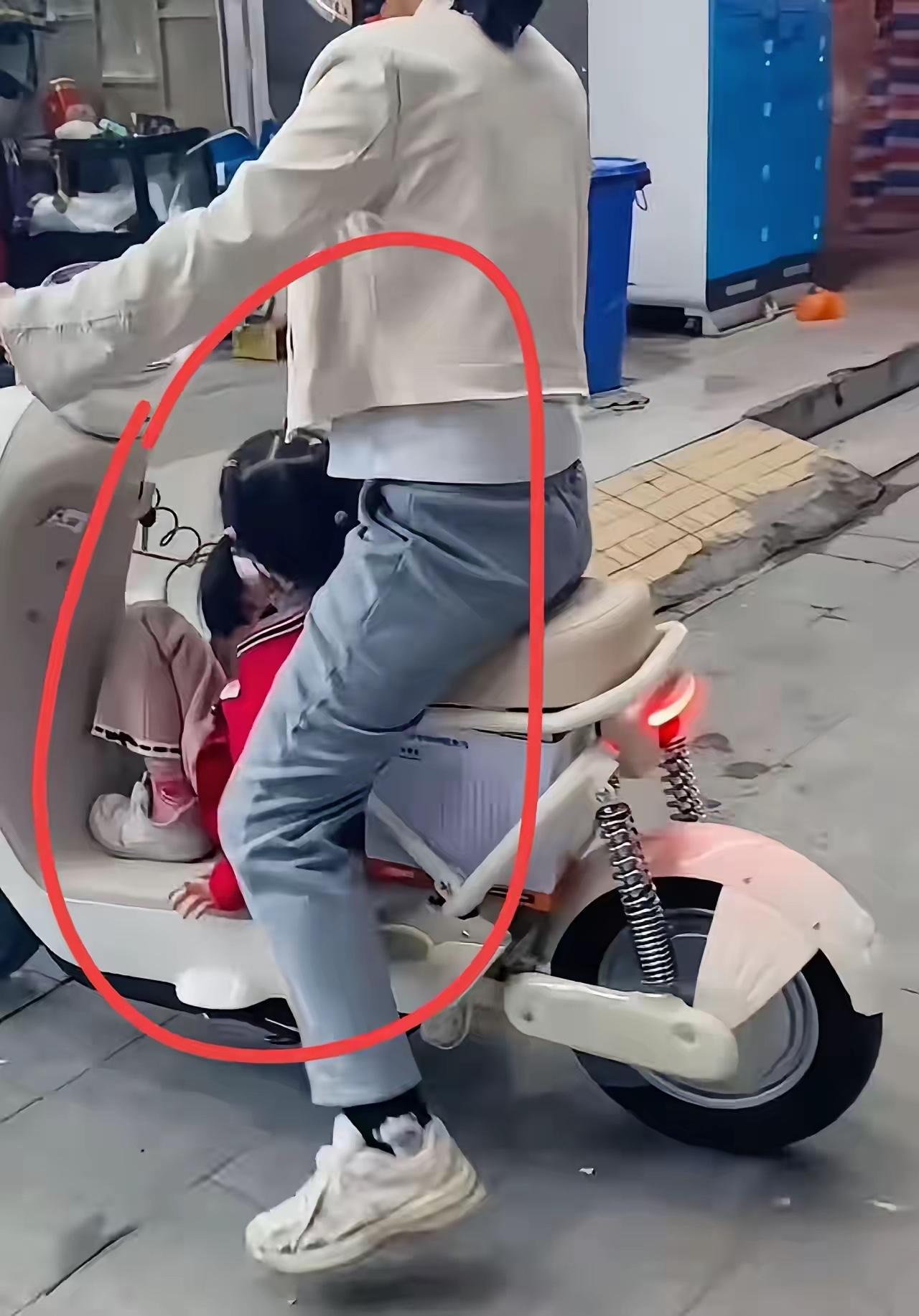 心酸吗？有人拍到一位妈妈骑着“新国标电动车”接孩子的一幕，幼小的女儿蜷缩在踏板上