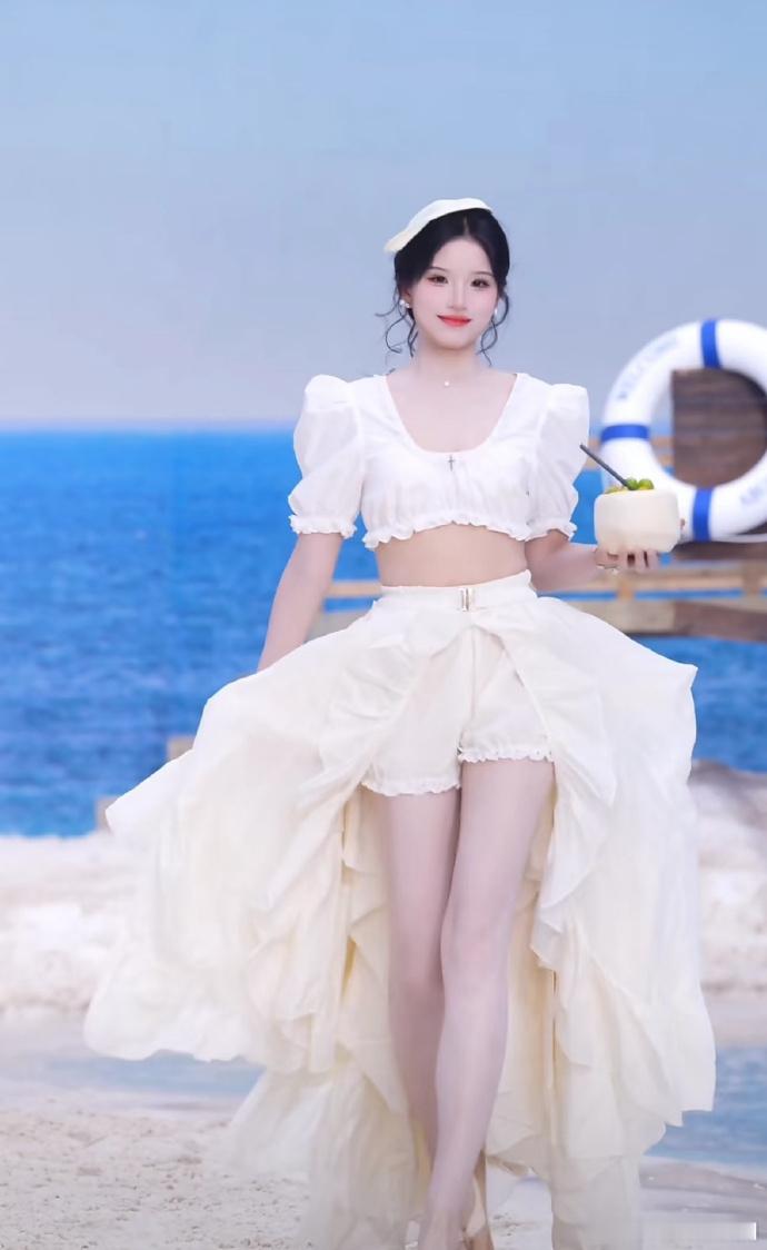团播女主播惊喜复刻易梦玲同款穿搭！时尚感瞬间拉满，氛围感十足，轻松驾驭潮流，仿若