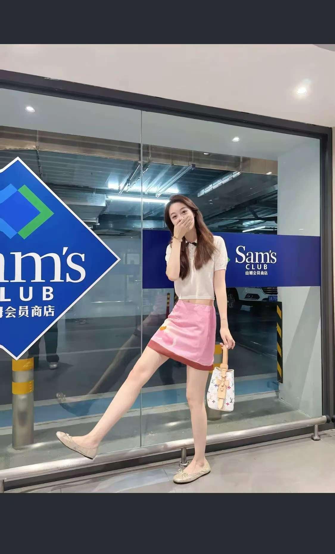 模特粉色裙子服装展示，无任何不良导向！