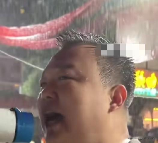6月12日晚，河北石家庄，不少人正在吃烧烤，突遭狂风暴雨天气，烧烤店老板冒雨疏散