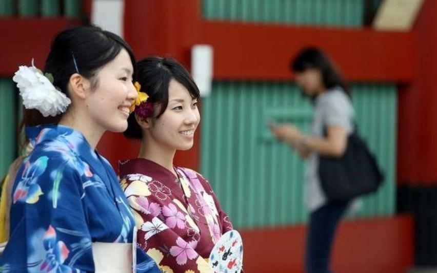 接触了大量日本人，我可以很负责地说：
日本人的礼貌是职业化的，不是情感化的。
这