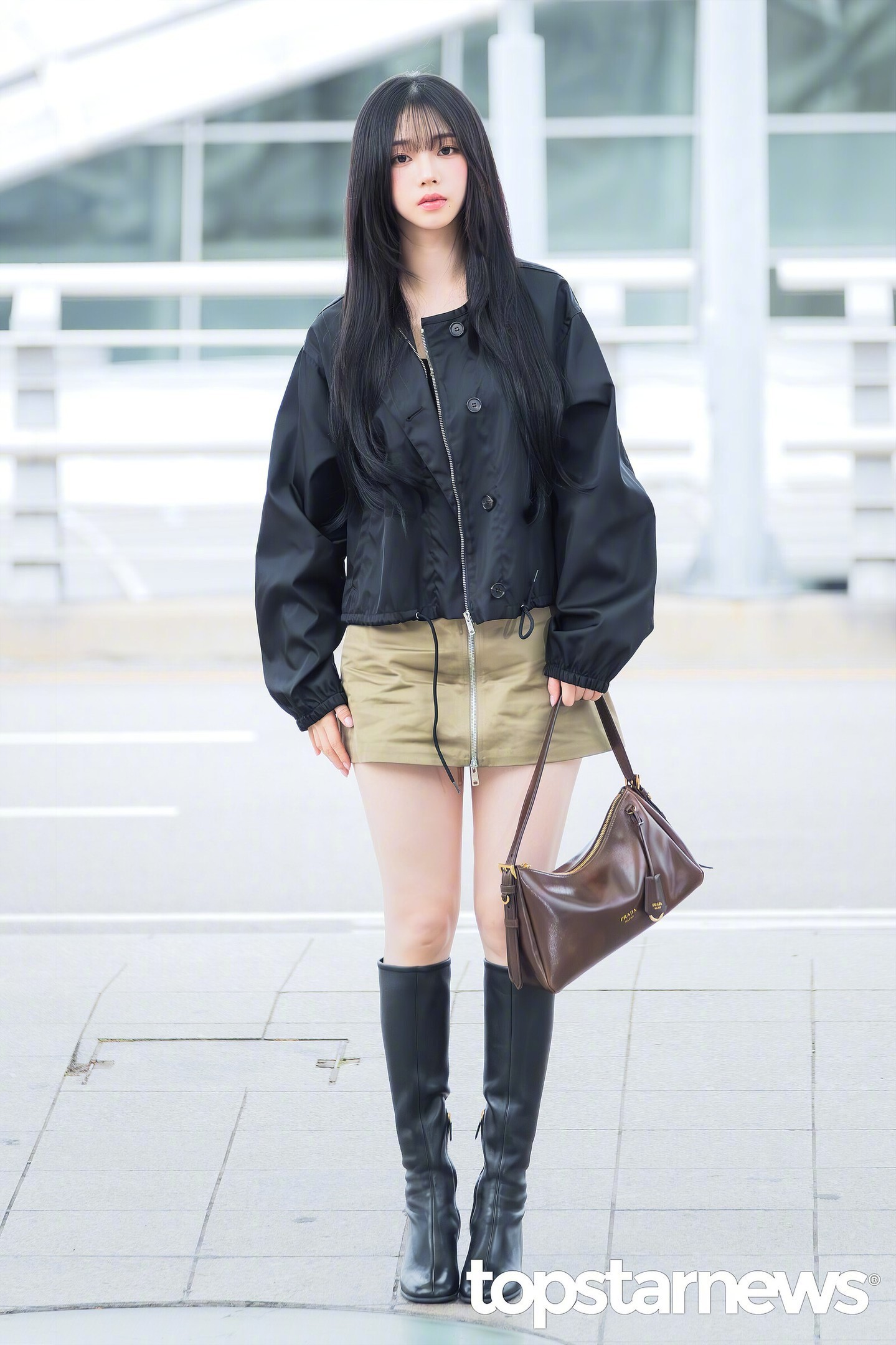 Karina柳智敏亮相机场，启程前往Prada新加坡品牌活动。尼龙夹克、短裙与长