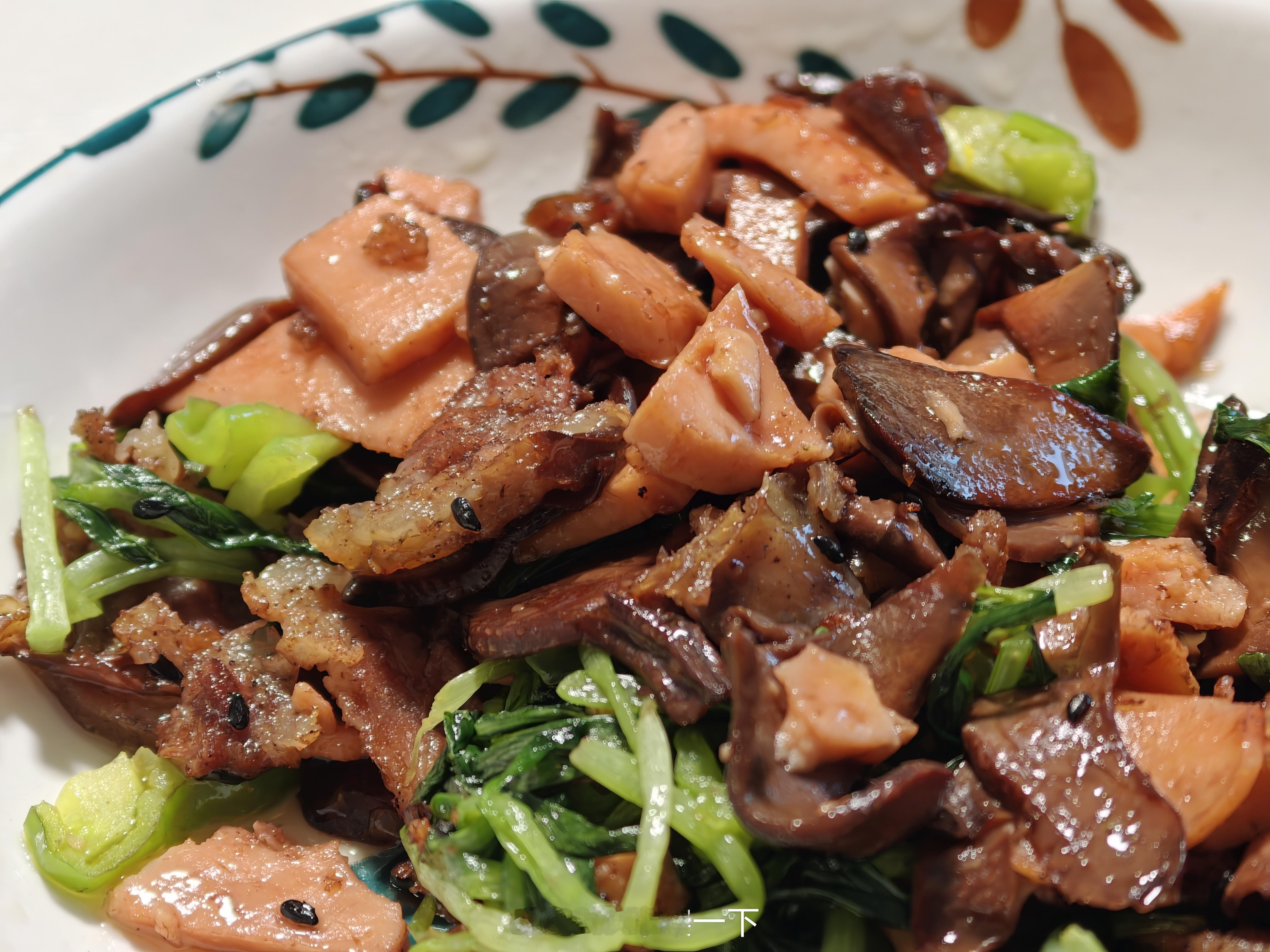 晚安朋友们，牛肝菌炒香肠，下饭神菜