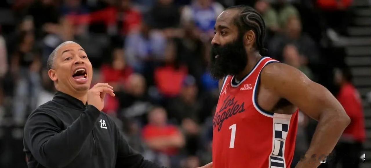 健康的哈登，被快船强行按在板凳上。
你看懂泰伦卢的算盘了吗？
这不是医疗报告，这