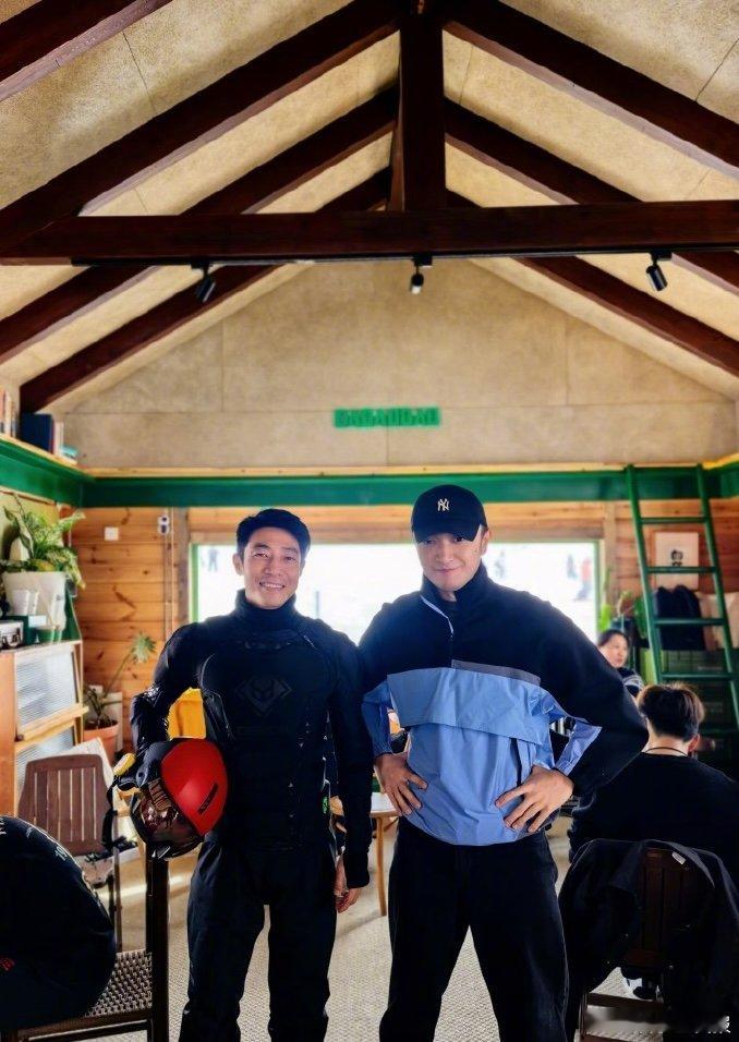 撒贝宁尼格买提一起滑雪 网友偶遇撒贝宁和尼格买提一起滑雪，春晚刚结束不久，又相约