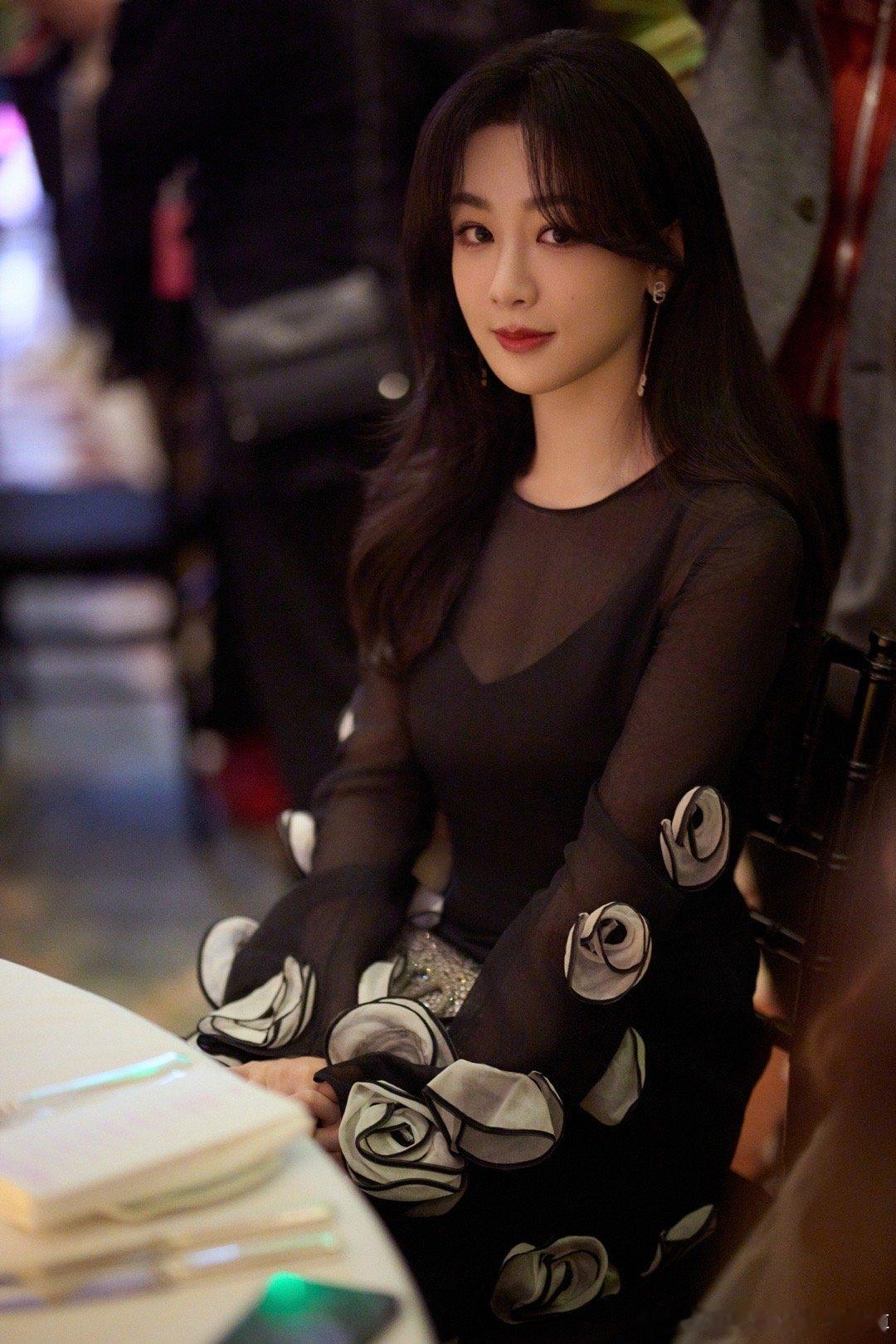  yz#杨紫何惟芳# 你能让月色温柔，让流星闪烁。眨一眨眼睛，便能让银河坠落。​