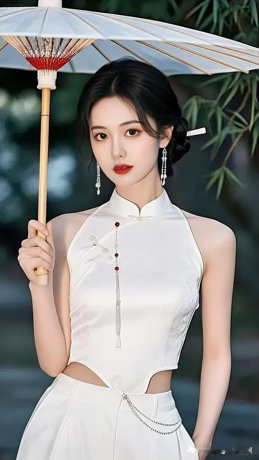 看到优雅旗袍少女手持油纸伞，那画面就像从画里走出来一样。旗袍勾勒出少女曼妙的身姿