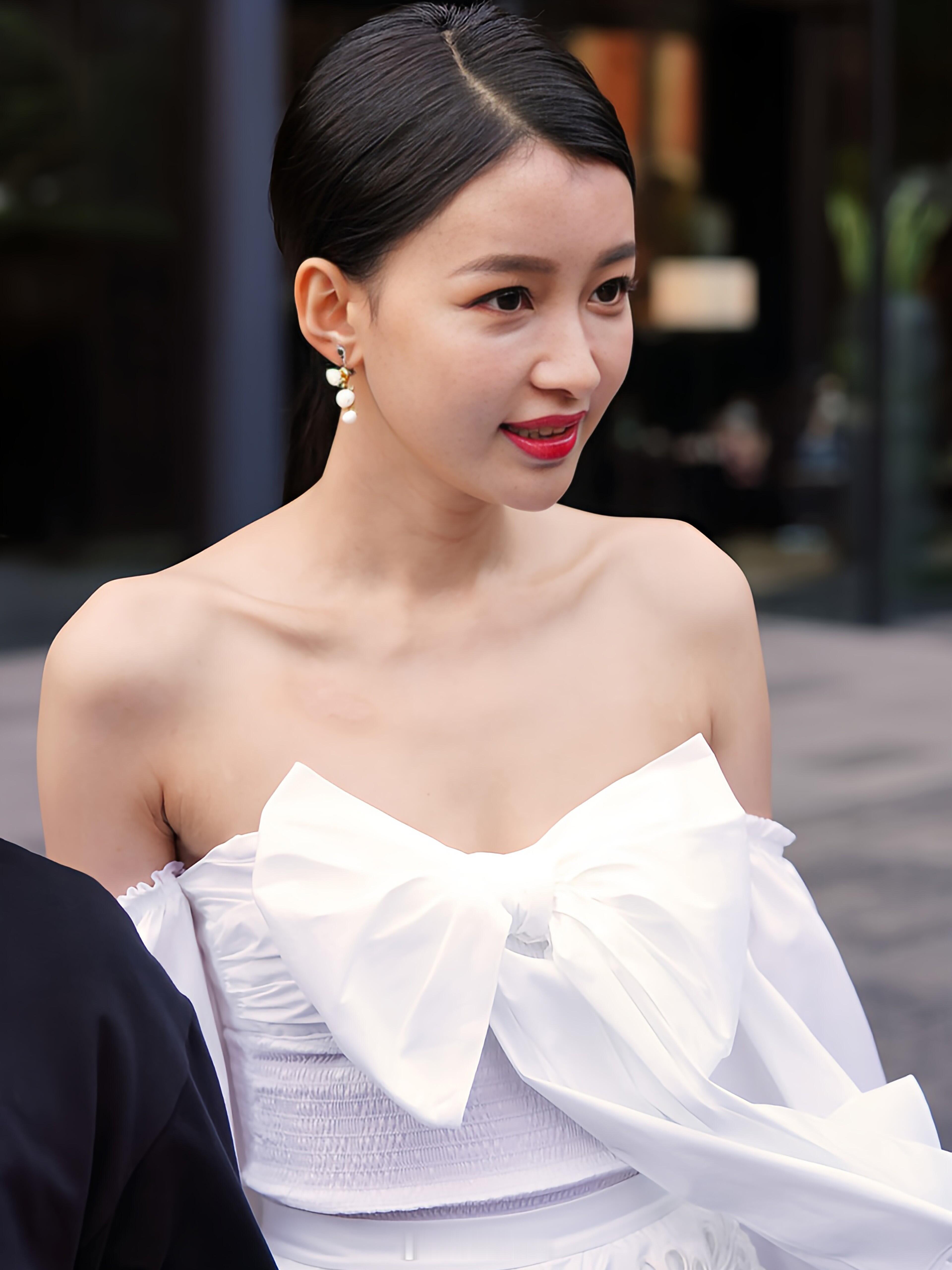 孙怡白色露肩上衣搭配短裤，秀细长美腿 ​​​