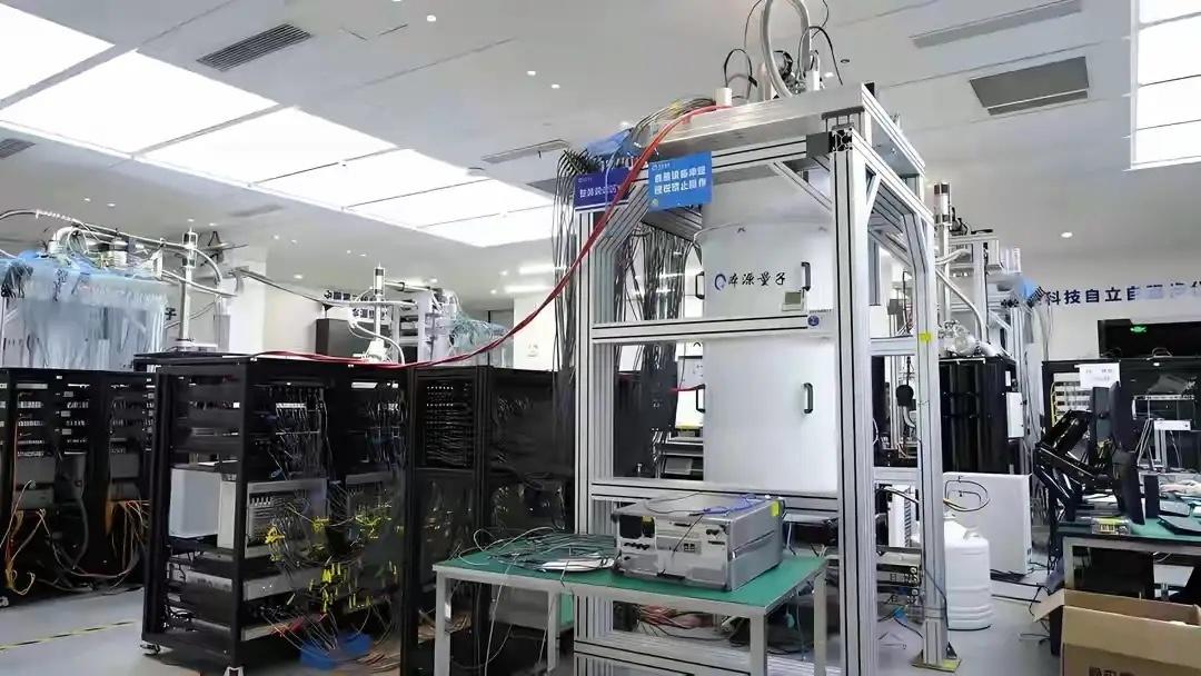 量子破局！中国算力跳出芯片封锁困局谁能想到，芯片围堵反而逼出了中国算力新出路？老