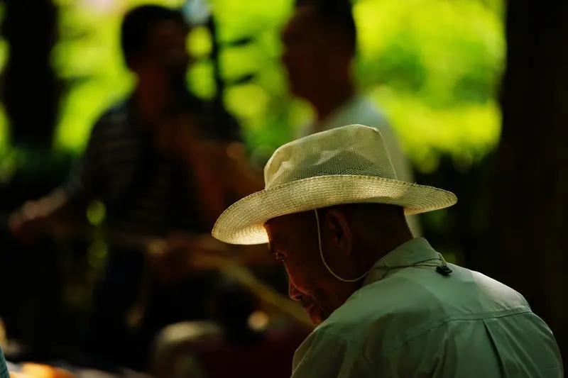 广州动物园有个超火的“话痨”保安老黄。他55岁，本科学历，2025年6月入职，9