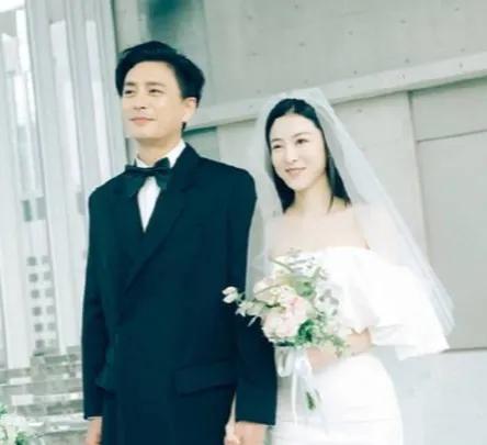 黄宗泽高调发文！
8月9日，黄宗泽突然引发了热议，起因是他在社交平台发文问网友：