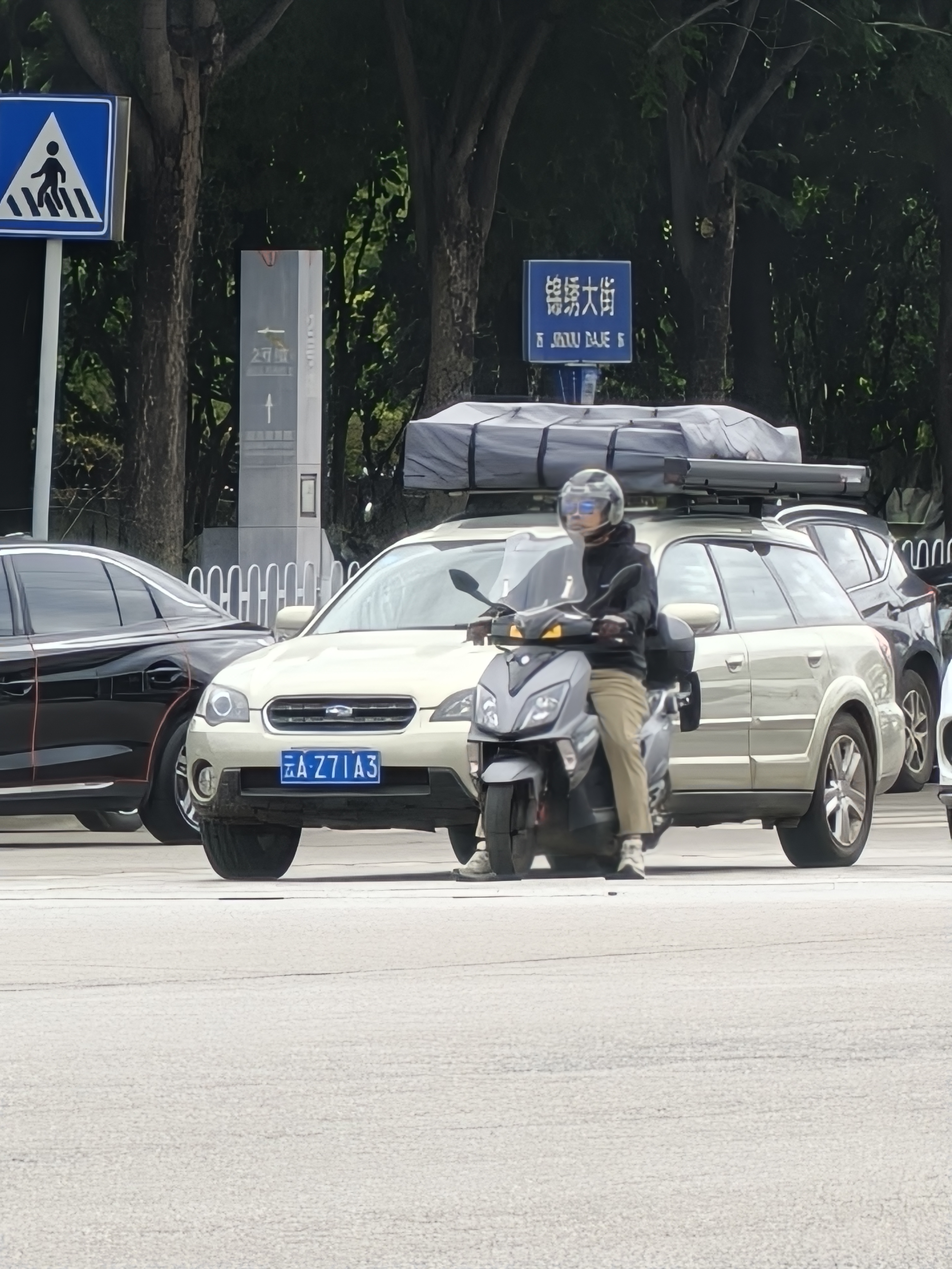 老君越公车养护得真好，三台同样颜色的丰田系看着还真不错