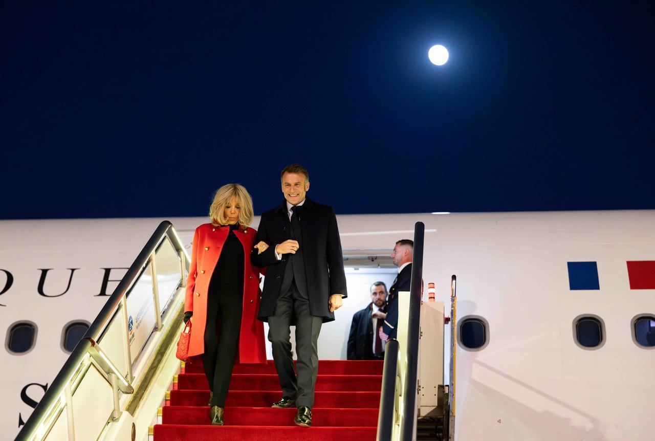 你们要的法新社图片来了！
马克龙访华专机于12月3日傍晚抵达北京，由于天色渐暗，