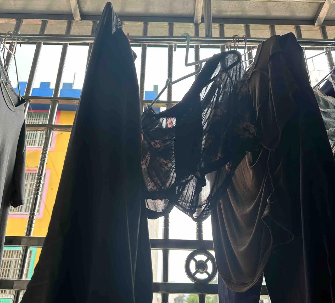 男人可以把一条内裤磨成纱，
甚至磨破之后才买新的。
但是他们可以抽几十块一包的烟