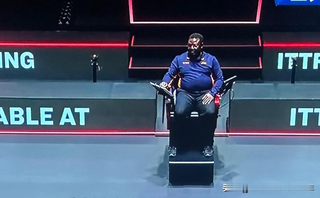 就这个黑人裁判有点厉害，只要他认为违规的发球，警告⚠️？那是不存在的，直接判分。