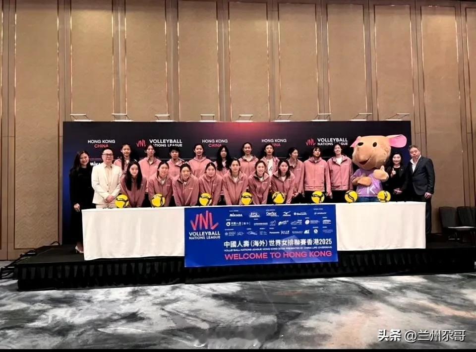 中国女排抵达香港后在启德艺体馆进行公开练习赛，排管中心主任赖亚文督练，李盈莹现场