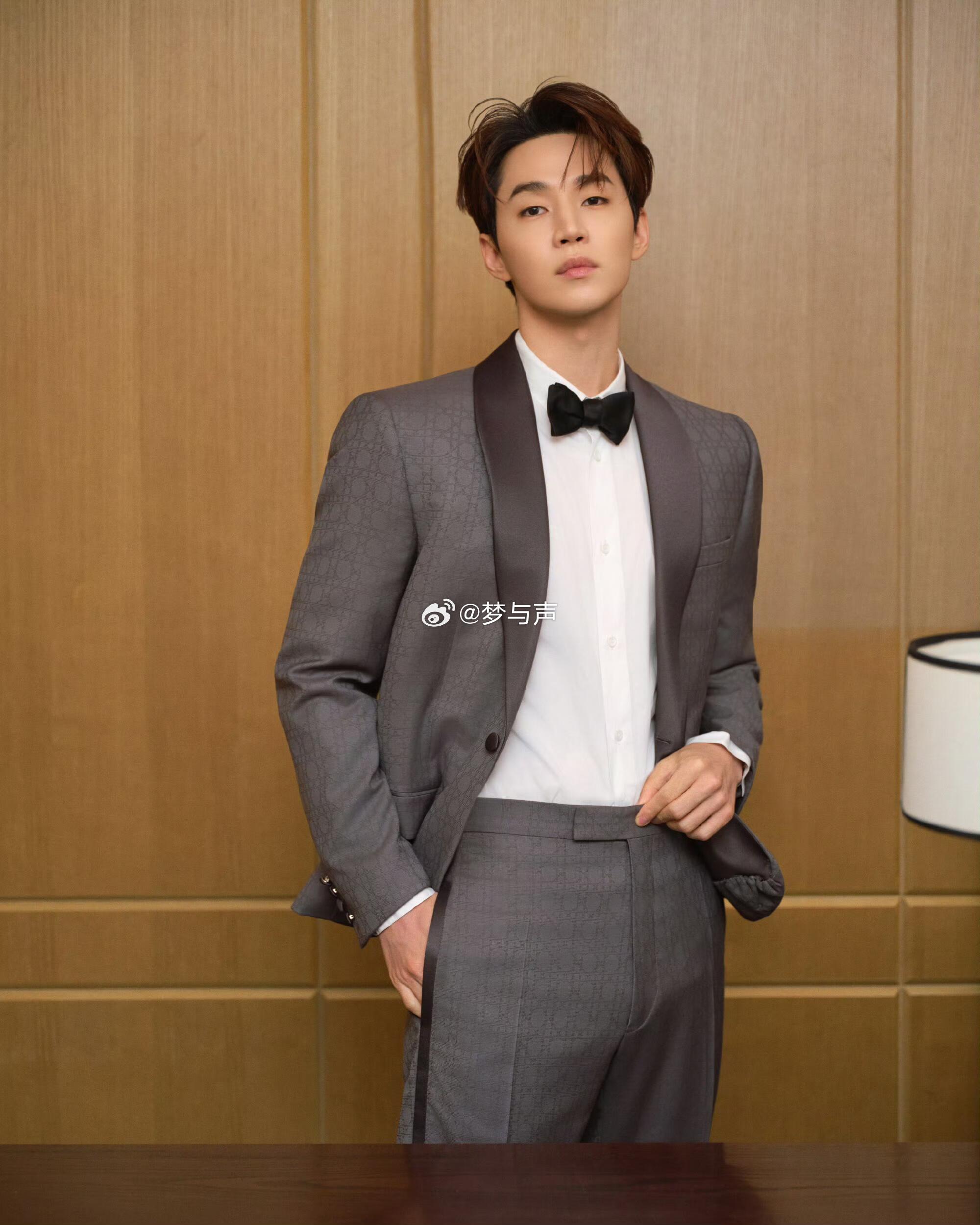 Henry范晓萱同框这波是两个时代的歌手在线下的世纪会面，一个是我小时候喜欢的歌