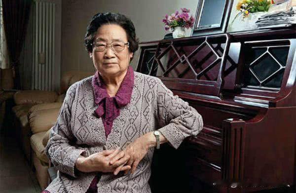 为什么屠呦呦能获得诺贝尔医学奖，却获得不了中科院院士？
因为你写论文居然没有把领