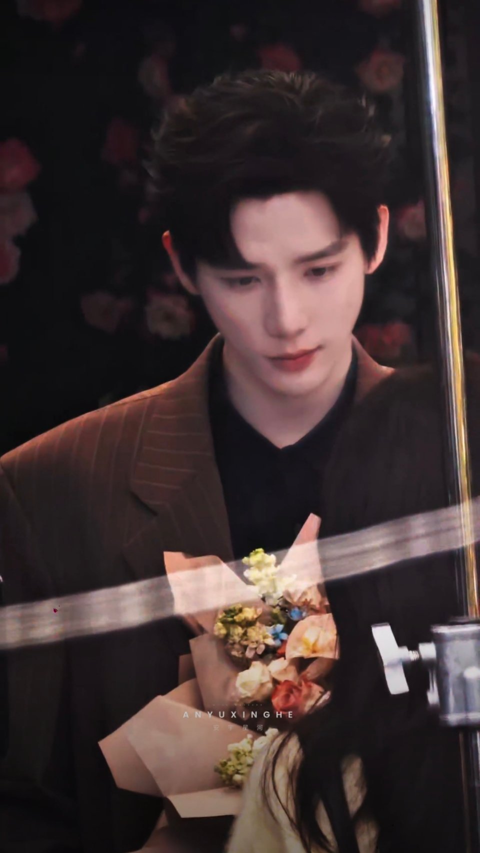 王安宇捧花看人好深情王安宇 你的眼睛真的非常会爱人～好深情好温柔 谁心动了我不说