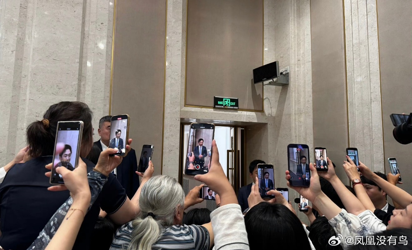 泡泡玛特王宁被记者包围 泡泡玛特真的好火，从一开始的小众盲盒，到现在能站在这么重