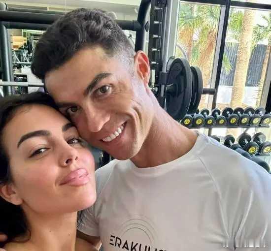 葡媒：C罗明夏世界杯后将与乔治娜在马德拉岛举办婚礼根据葡萄牙媒体 的最新报道，C