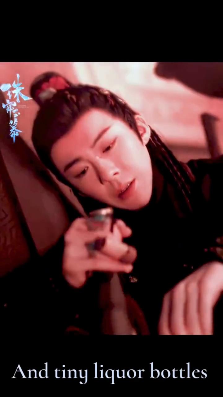 刘宇宁饰燕子京。
阁楼里写一纸相思，未停笔。你恨不恨我？我只是个仇人而已。我叹那