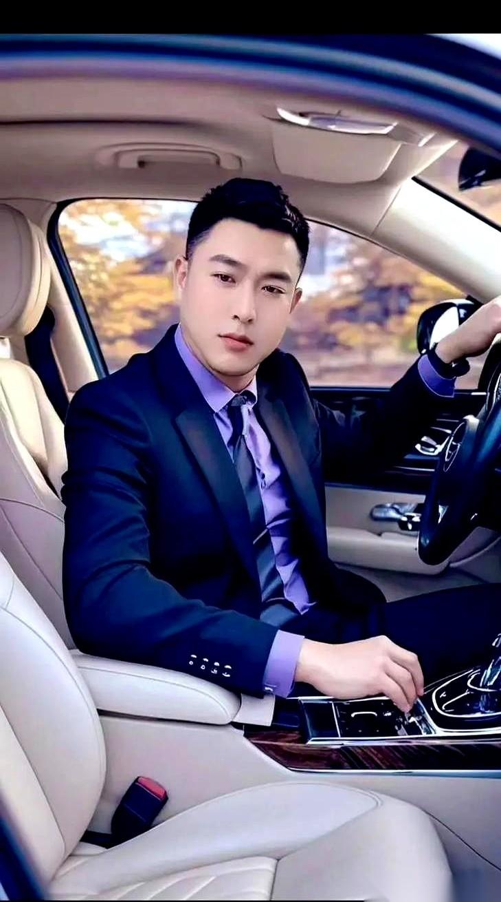 刚刷到一个帖子，差点没把我笑死。
说现在成功男人的标配是啥？房子、车子、票子、老