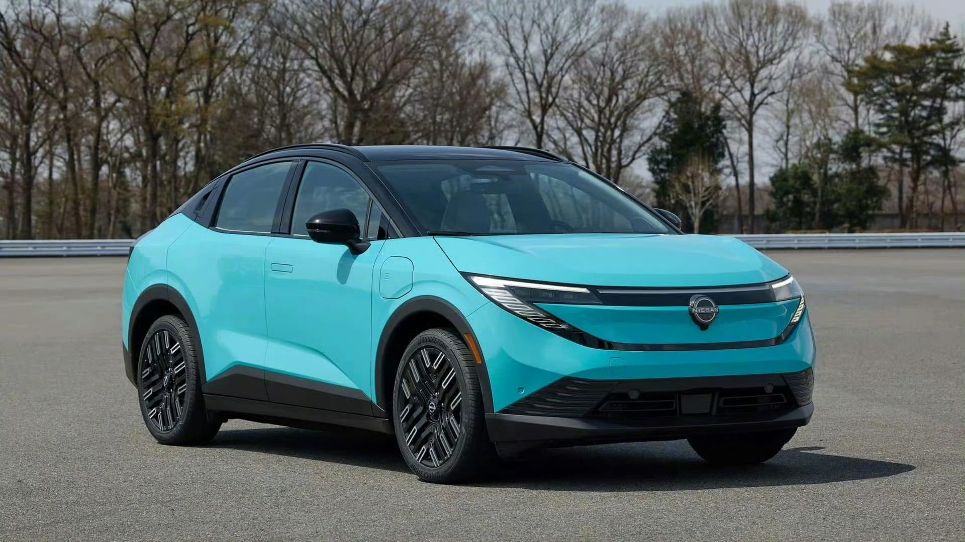 第三代日产聆风的尾灯有点Z系列跑车的味道这应该是海外影响力最大的新能源车之一，你