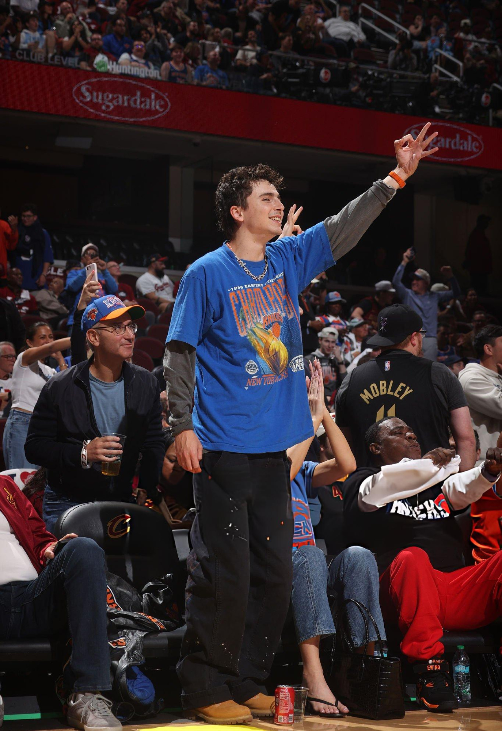提莫西·查拉梅和女友凯莉·詹娜观看NBA，纽约尼克斯vs克利夫兰骑士。 