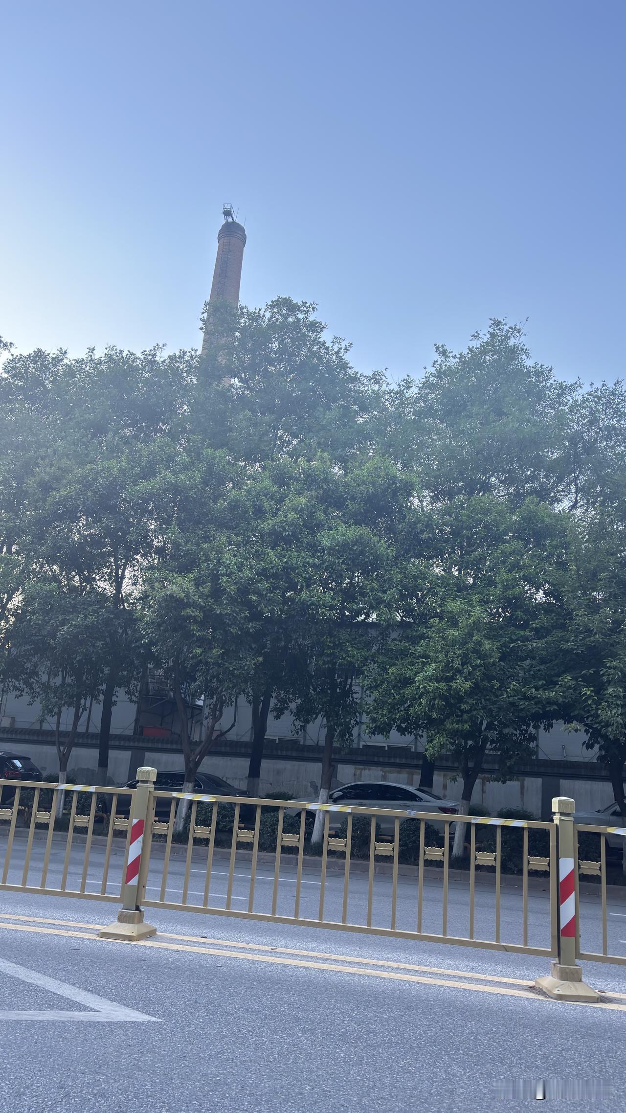 西安纺四路这个大烟筒，这个应该是上世纪八十年代建的吧？现在这种烟筒还使用着吗？这
