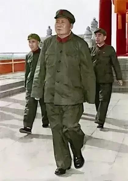 这步伐淡定自若，这步伐稳健有力，这步伐霸气侧漏，这样的气场和气质谁能与之分庭抗礼