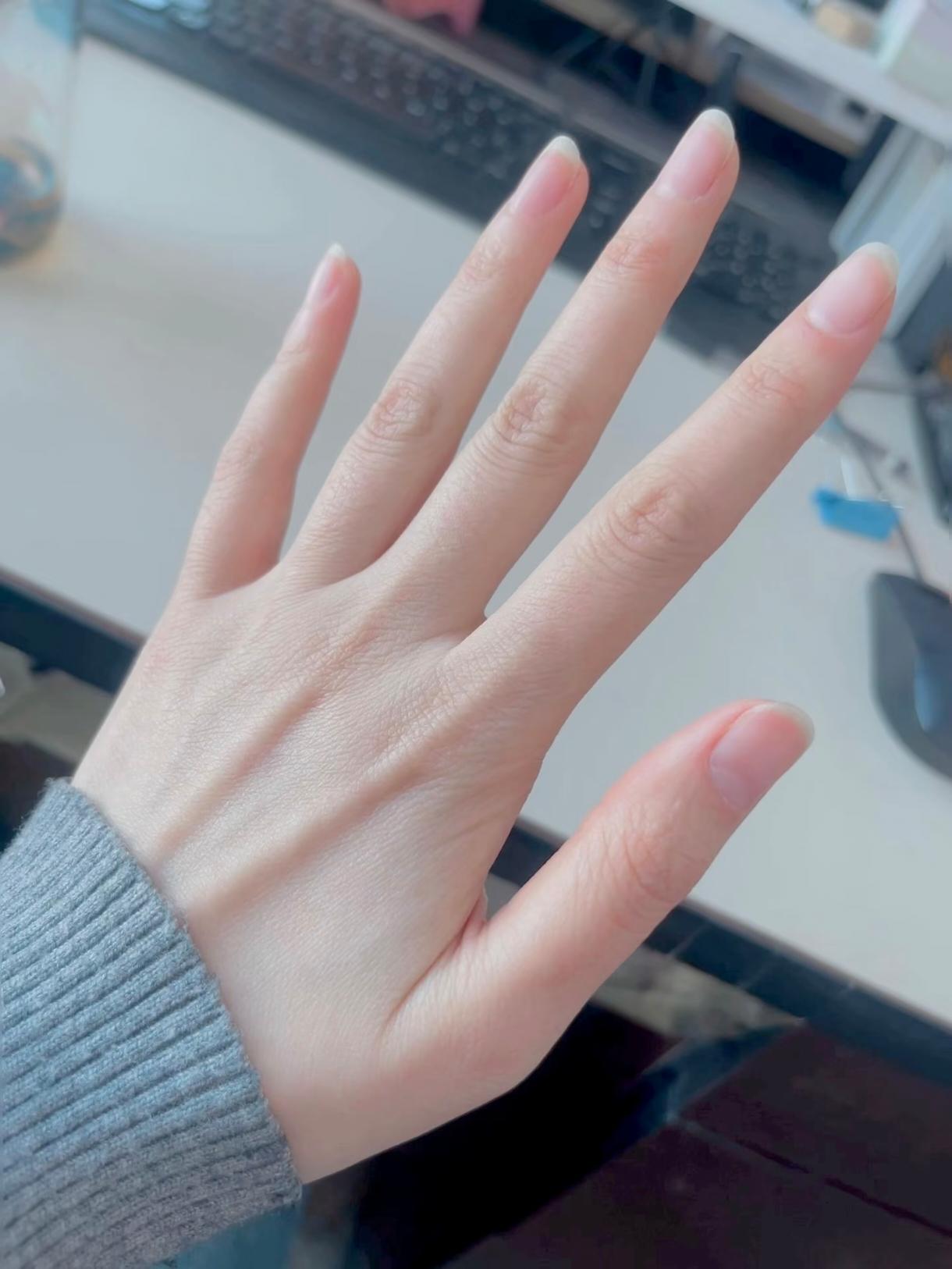 有懂看手👋的吗？
帮我看看我这手，今年是否能发财[我想静静]