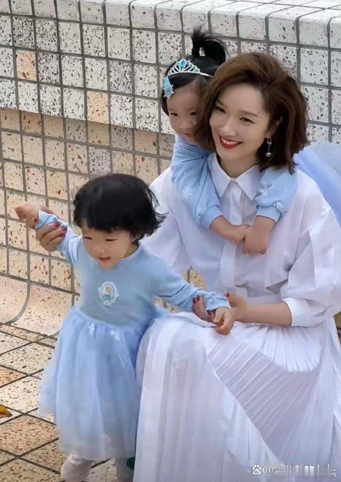 李亚男与两位女儿的合照，妈妈美丽动人，女儿们却像王祖蓝。若女儿长大后抱怨妈妈，李