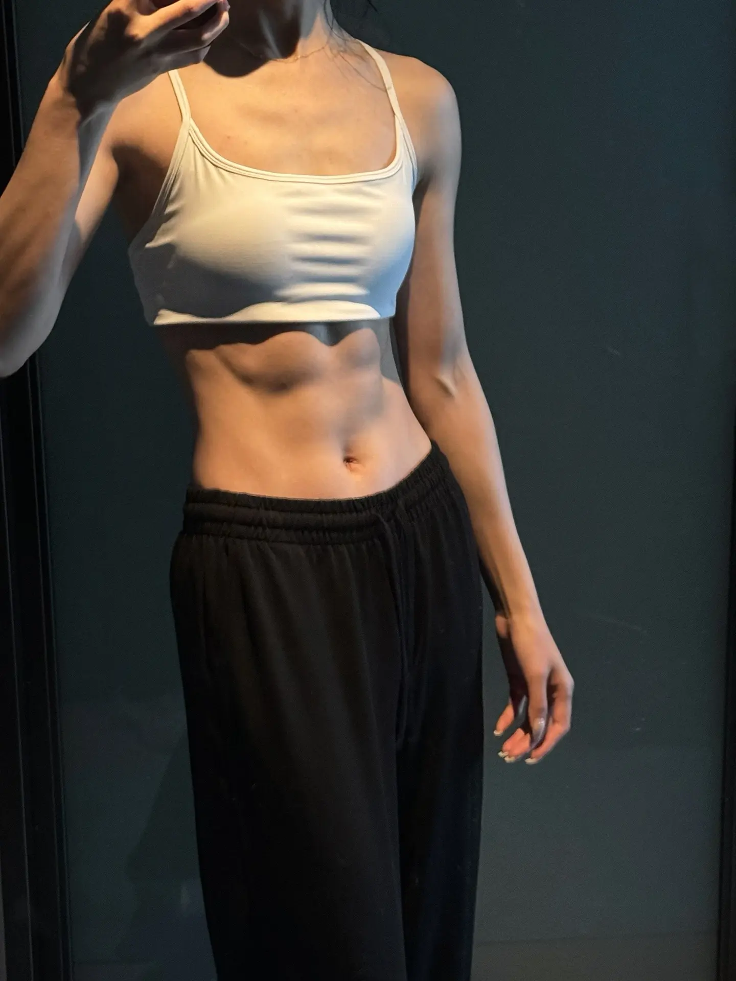 巧克力块块腹肌。