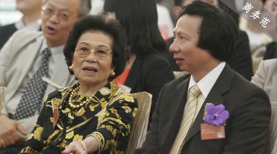 她94岁成中国女首富！摆平儿子宫斗、分300亿帮儿媳斗小三…
邝肖卿是香港“新四