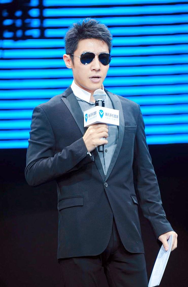 撒贝宁曾言：

“若你沉溺于手机、微博与电视，过着八十岁亦能为之的生活，青春又有
