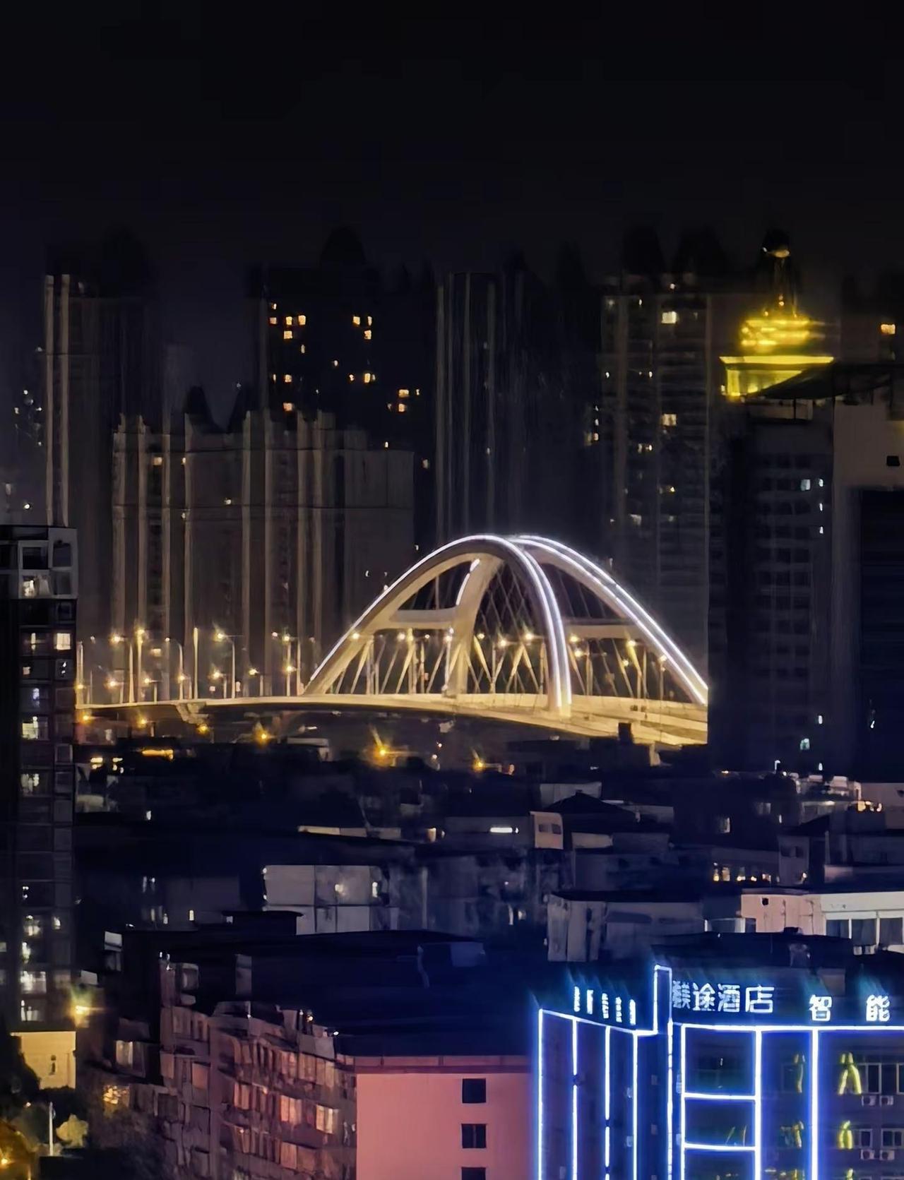 新二桥明天正式通车，今夜霸气亮灯。