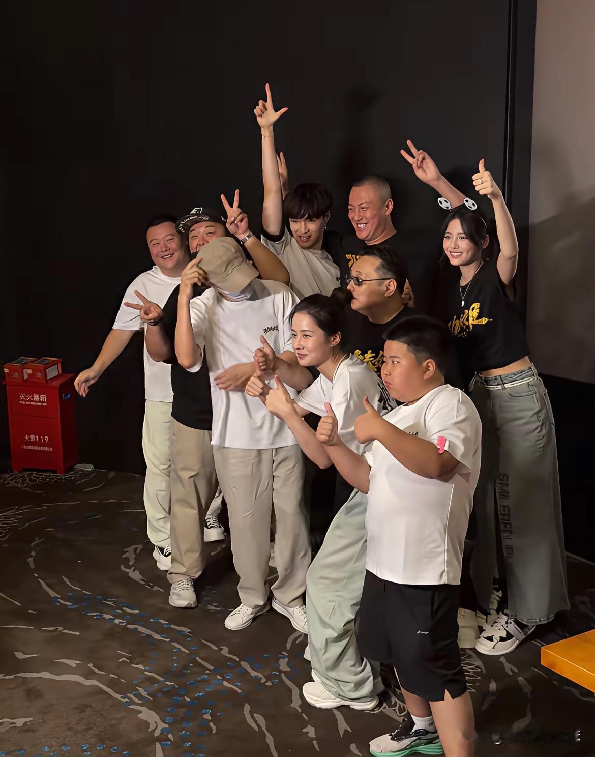 《功夫女足》剧组路演现场
给人一种很亲切的感觉
有网友呼吁星爷在拍《赌神》
让《
