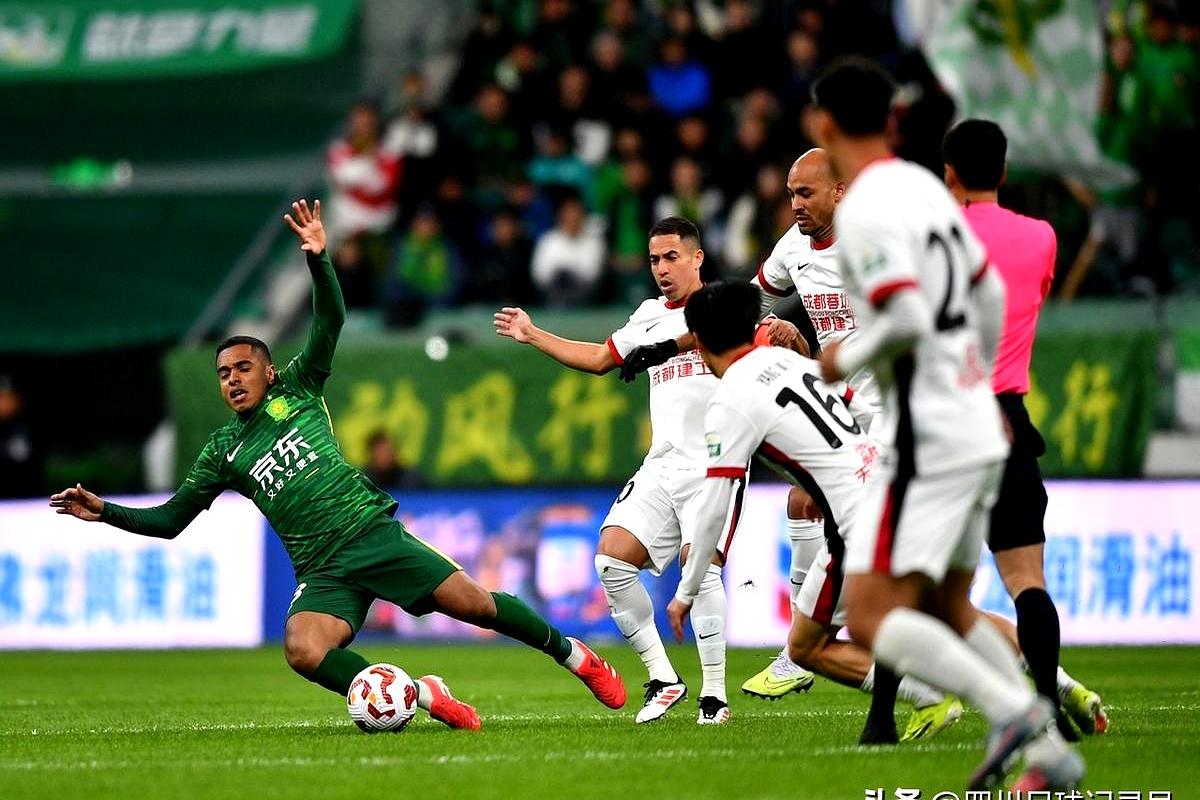 中超2026赛季过去五轮之后，如果只看积分，中超确实呈现出了新格局。
上赛季的争